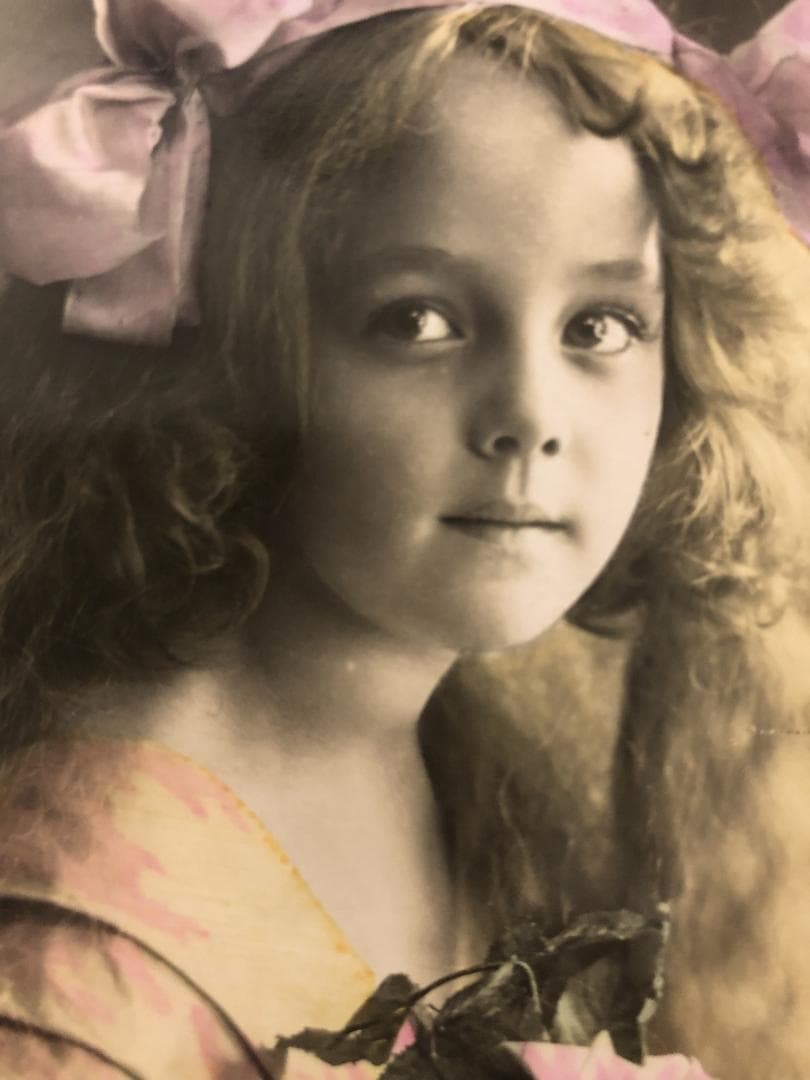 アンティークポストカード 薔薇と髪飾りの美しい少女