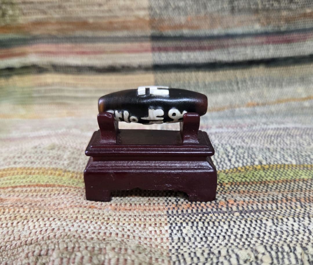 882　天珠　 卍六字真言天珠　梵字　彫刻　凸凹　貴重　珍品　dzibeads！