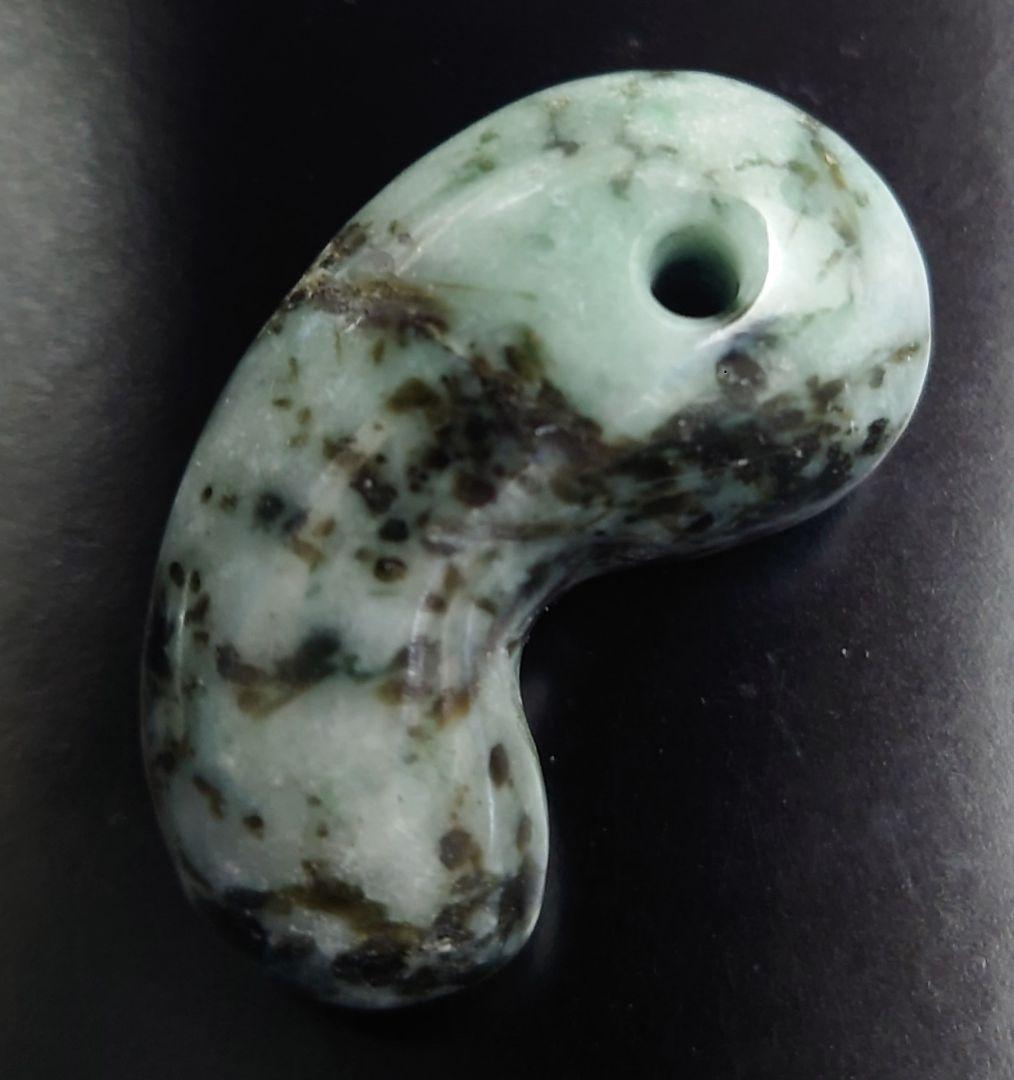 糸魚川翡翠　勾玉　ぷっくり