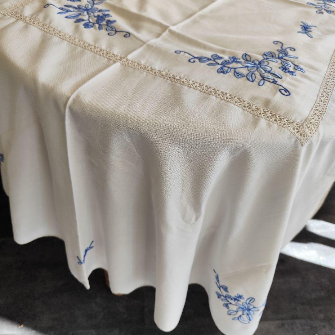 青糸の花柄刺繍　大判オーバル　混紡リネン　テーブルクロス
