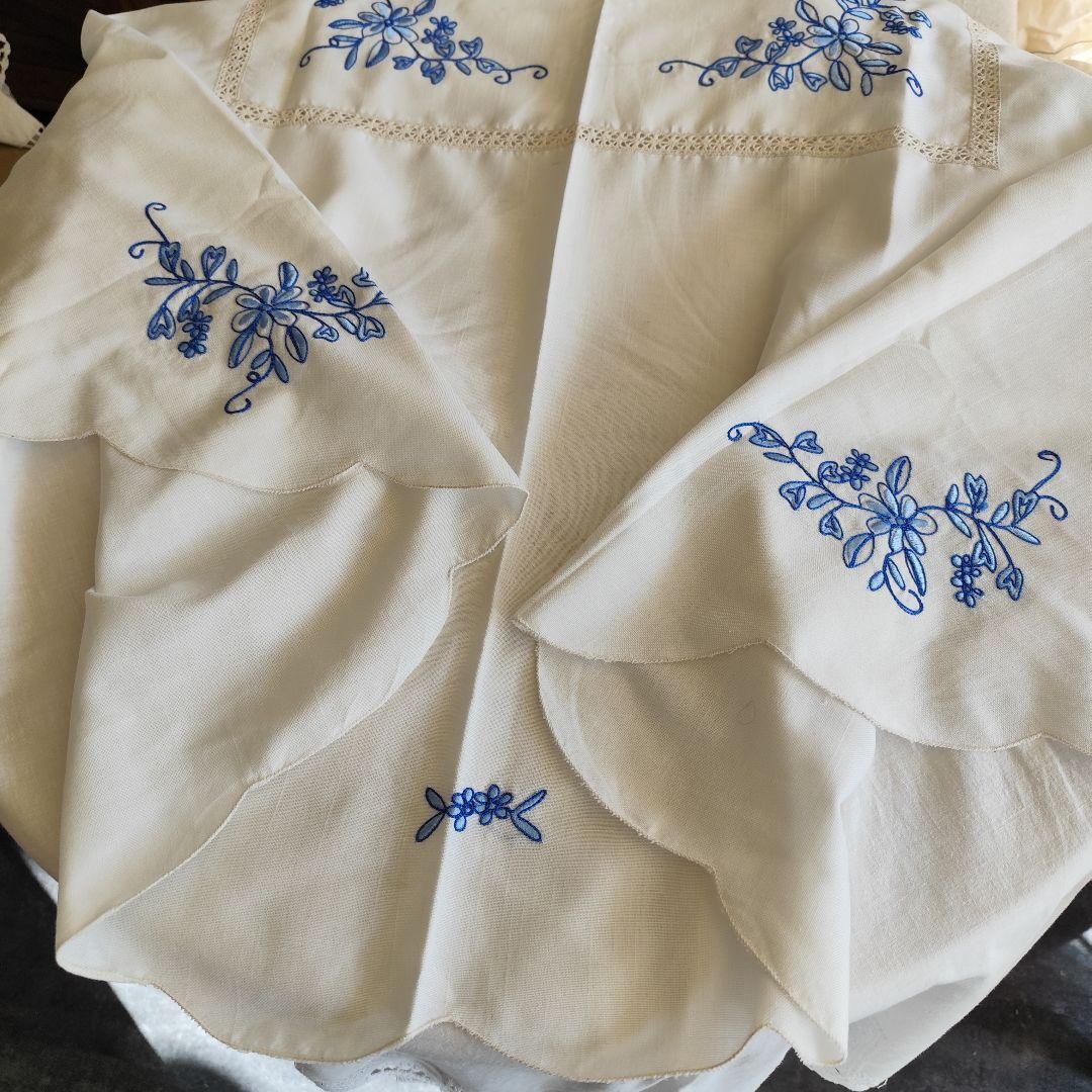 青糸の花柄刺繍　大判オーバル　混紡リネン　テーブルクロス