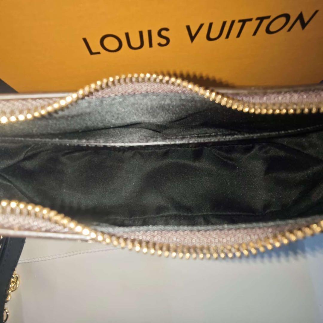 モノグラムキャンバスのブラウンショルダーバッグ、ゴールドファスナー付き。