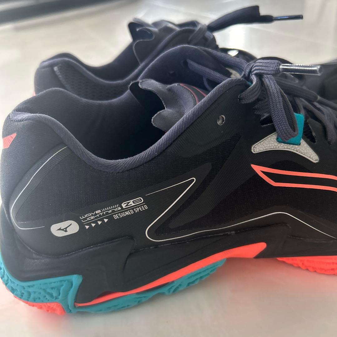ミズノ バレーボール　バレーシューズ WAVE LIGHTNING Z8