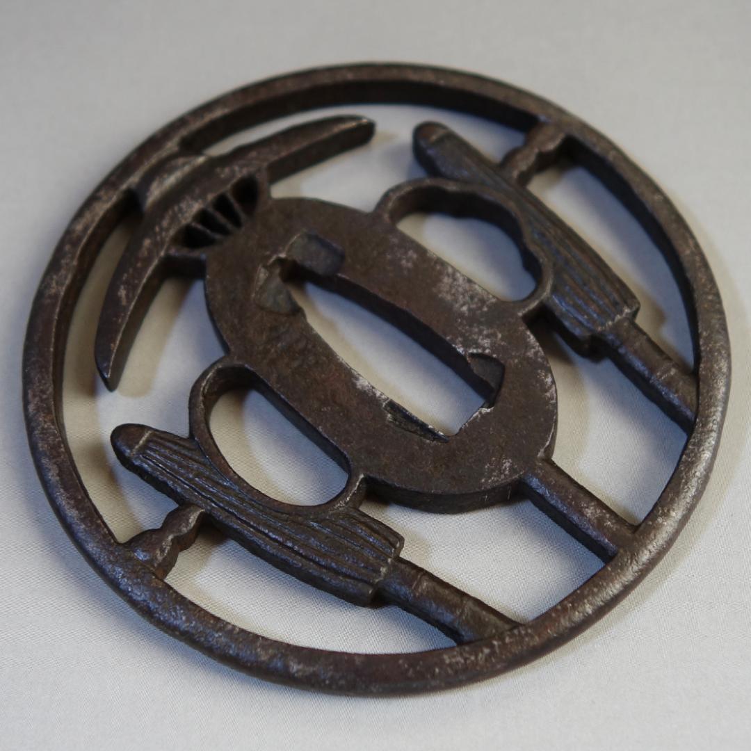 【 中開三本傘透図鍔 】 鍔 鐔 鉄地 刀装具 日本刀 武具 骨董