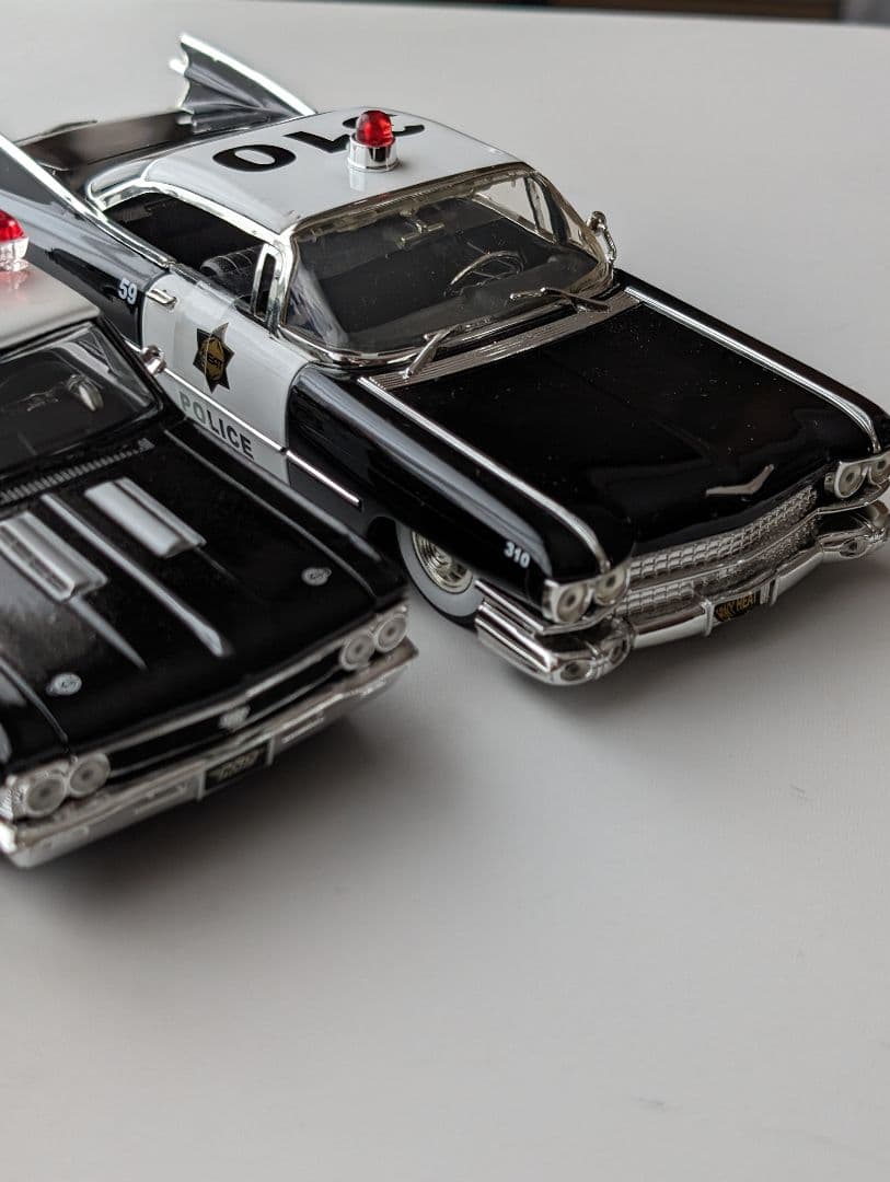 アメ車ミニカー2台 Cadillacなど 1/24 パトカー