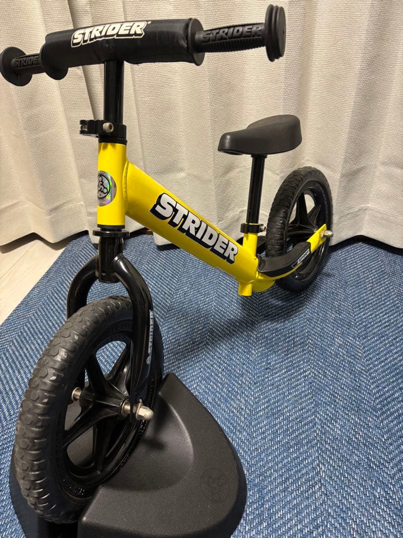 [美品] STRIDER バランスバイク 12インチイエロー　　　 スタンド付き