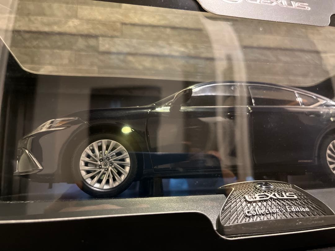 レクサスES300hバージョンL 1/ 18 ミニカー