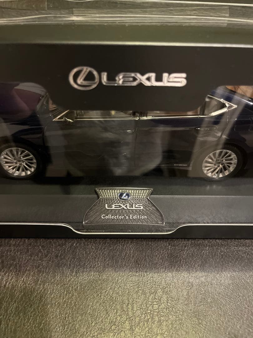 レクサスES300hバージョンL 1/ 18 ミニカー