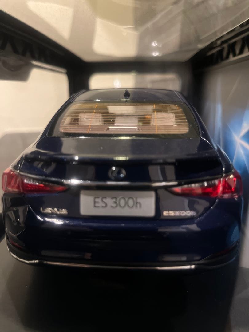 レクサスES300hバージョンL 1/ 18 ミニカー