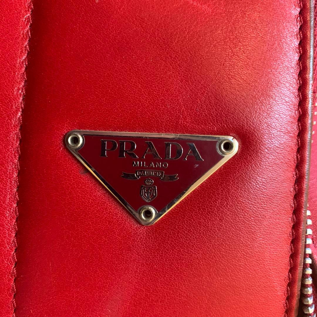 プラダ　PRADA トラベルバッグ　旅行用　スーツケース　赤　レッド　プレート
