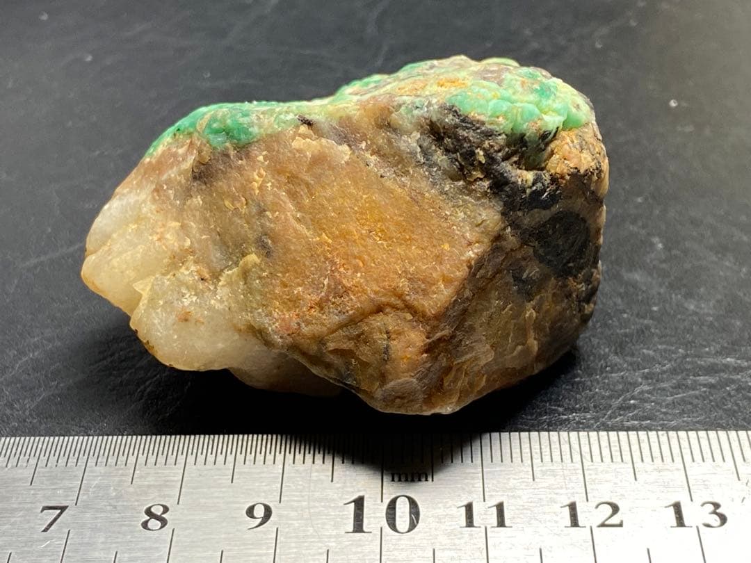 エメラルド　母岩付き　105g