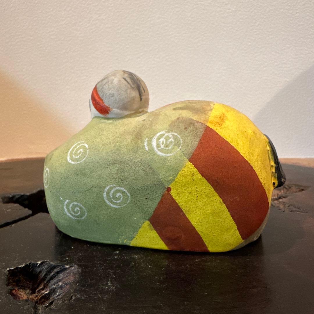 赤い鬼の面と人形の置物　獅子神楽