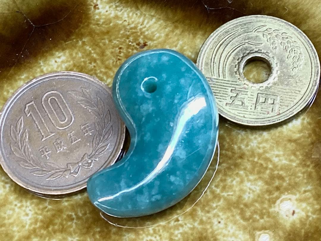 ✳糸魚川翡翠コン沢青緑色勾玉　希少数の幸運呼び込む吉祥*雪輪文様入り　鑑別書付‼️