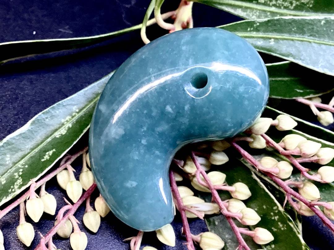 ✳糸魚川翡翠コン沢青緑色勾玉　希少数の幸運呼び込む吉祥*雪輪文様入り　鑑別書付‼️