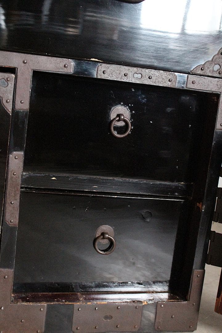 綺麗な時代庄内箪笥　扉付き