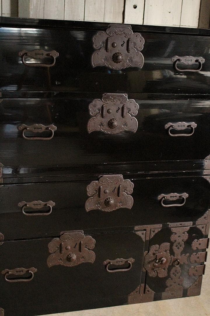 綺麗な時代庄内箪笥　扉付き