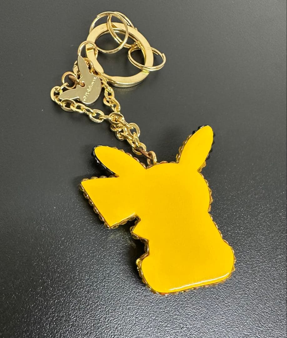バックチャーム　お座りピカチュウ　金　ピカチュウ　スワロフスキー