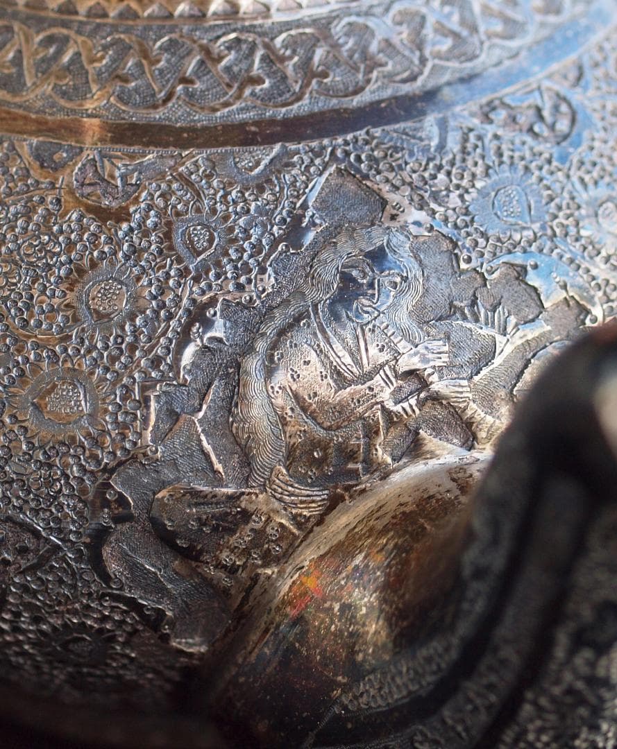 1970年央制作、イラン伝統彫金細工が楽器を奏でる人や花を刻む銀製ティーポット