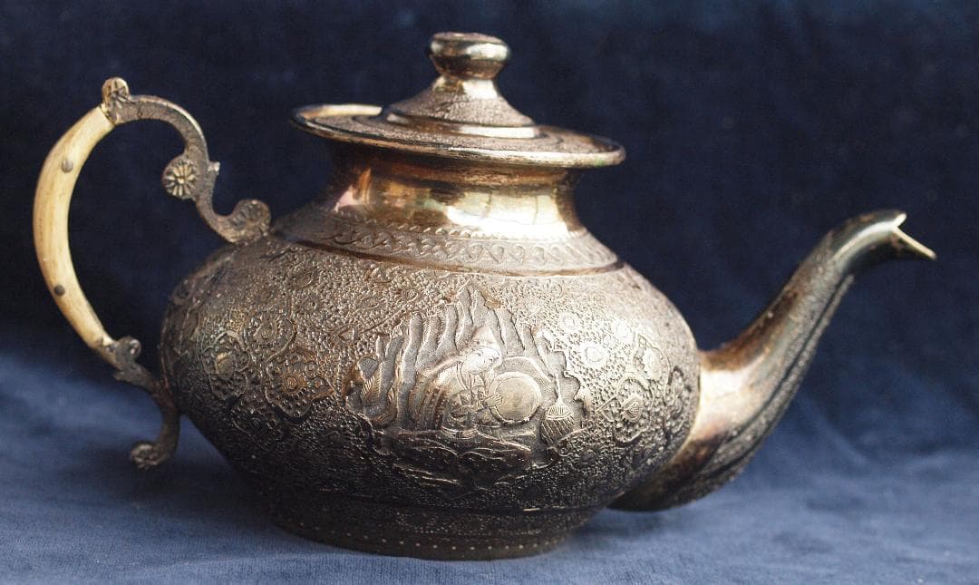 1970年央制作、イラン伝統彫金細工が楽器を奏でる人や花を刻む銀製ティーポット