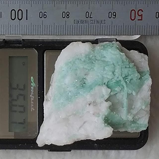 35.07g　和菓子エメラルド　鉱物標本　母岩付き　エメラルド