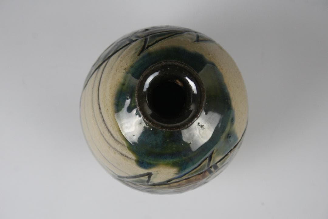 壺屋焼 人間国宝 金城次郎 作　刷毛目魚文徳利