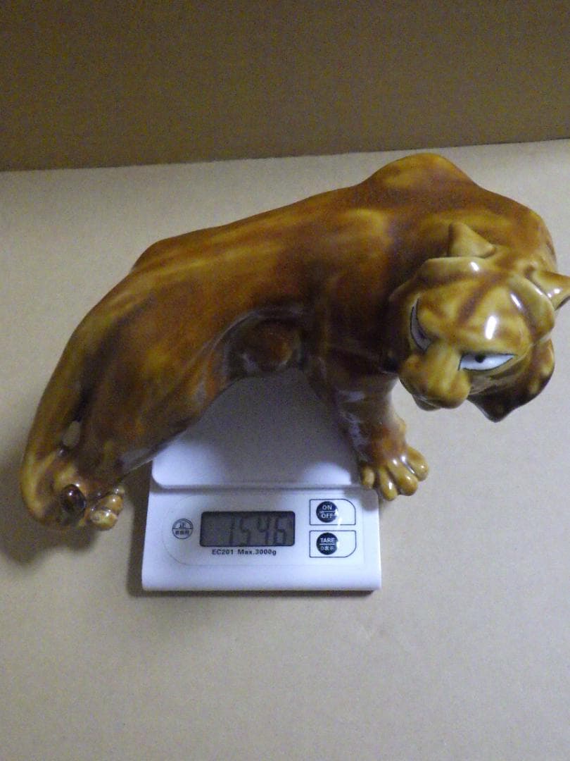 新品 浅倉五十吉 九谷焼 ふりかえる 寅 虎 トラ 共箱 陶製置物 フィギュリン