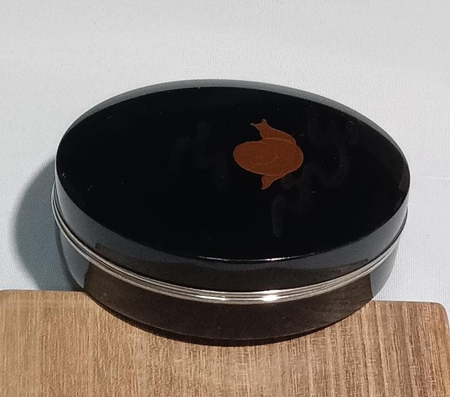 茶道具　蒔絵師　西條一斎作　黒漆塗蝸牛蒔絵錫縁香合　　尋牛斎花押入　美品！！