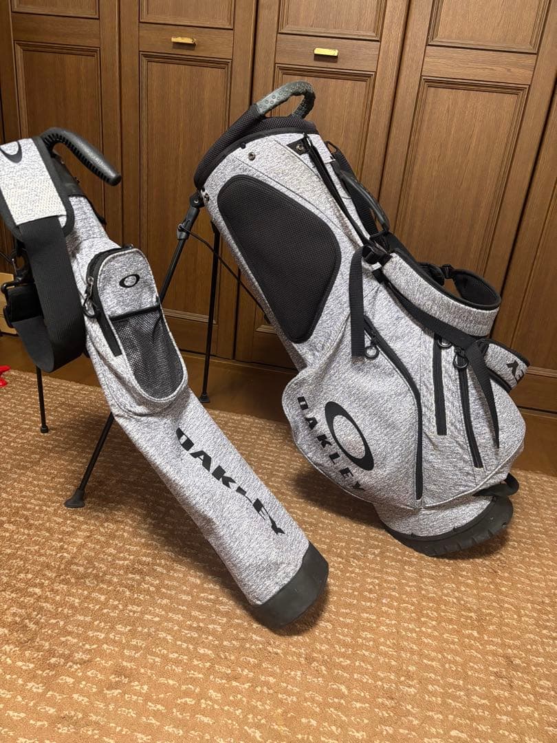 OAKLEY スタンド式キャディバック、サブバックセット