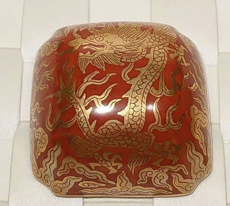 作者不明　赤地龍図金襴香合