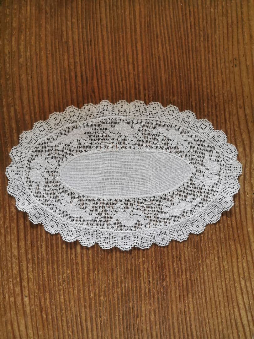 アンティーク イタリア 草花の中で遊ぶ子供の天使のフィレレース オーバルドイリー