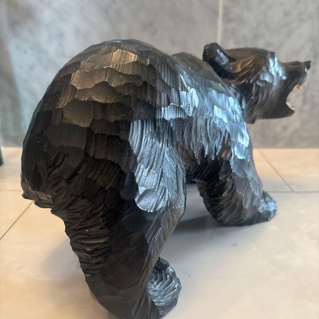 アイヌ名門堀井一族が手掛けたガラスの瞳で彫りや塗りが一級品のクマ