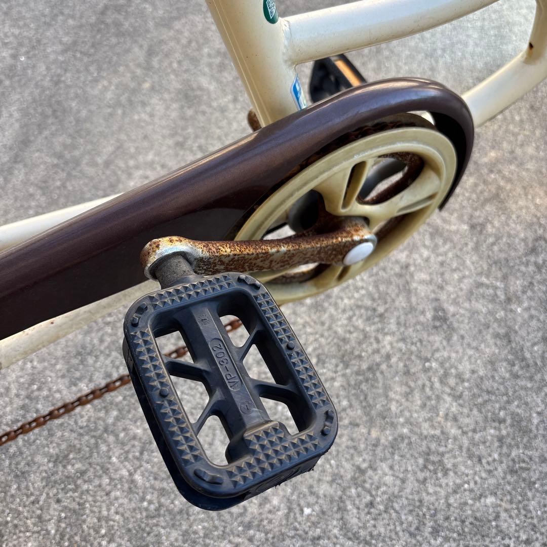 クリーム色シティサイクル バスケット付き