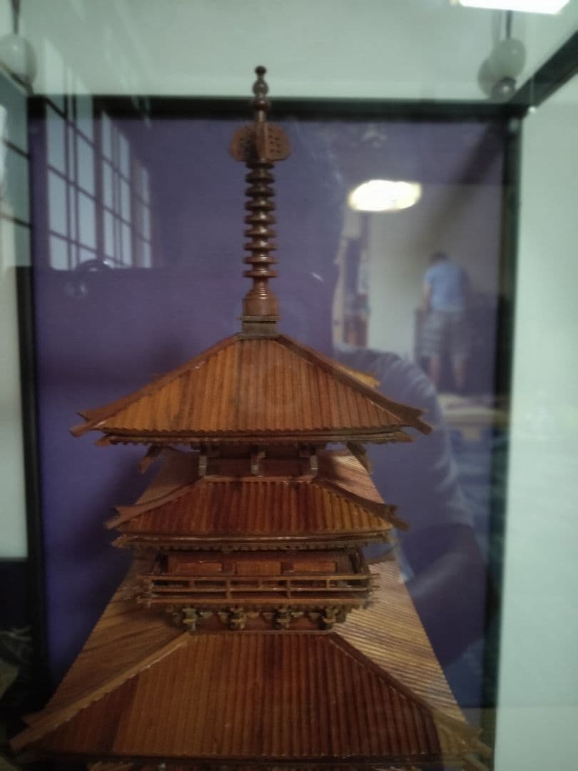 薬師寺の東塔の木で出来た置物