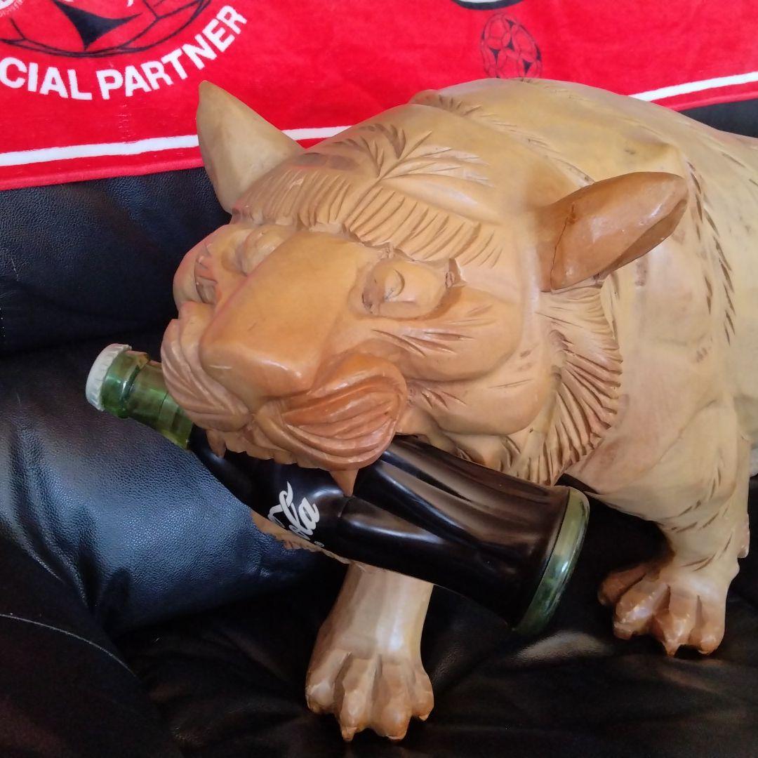 コカ・コーラを咥える虎の一刀彫