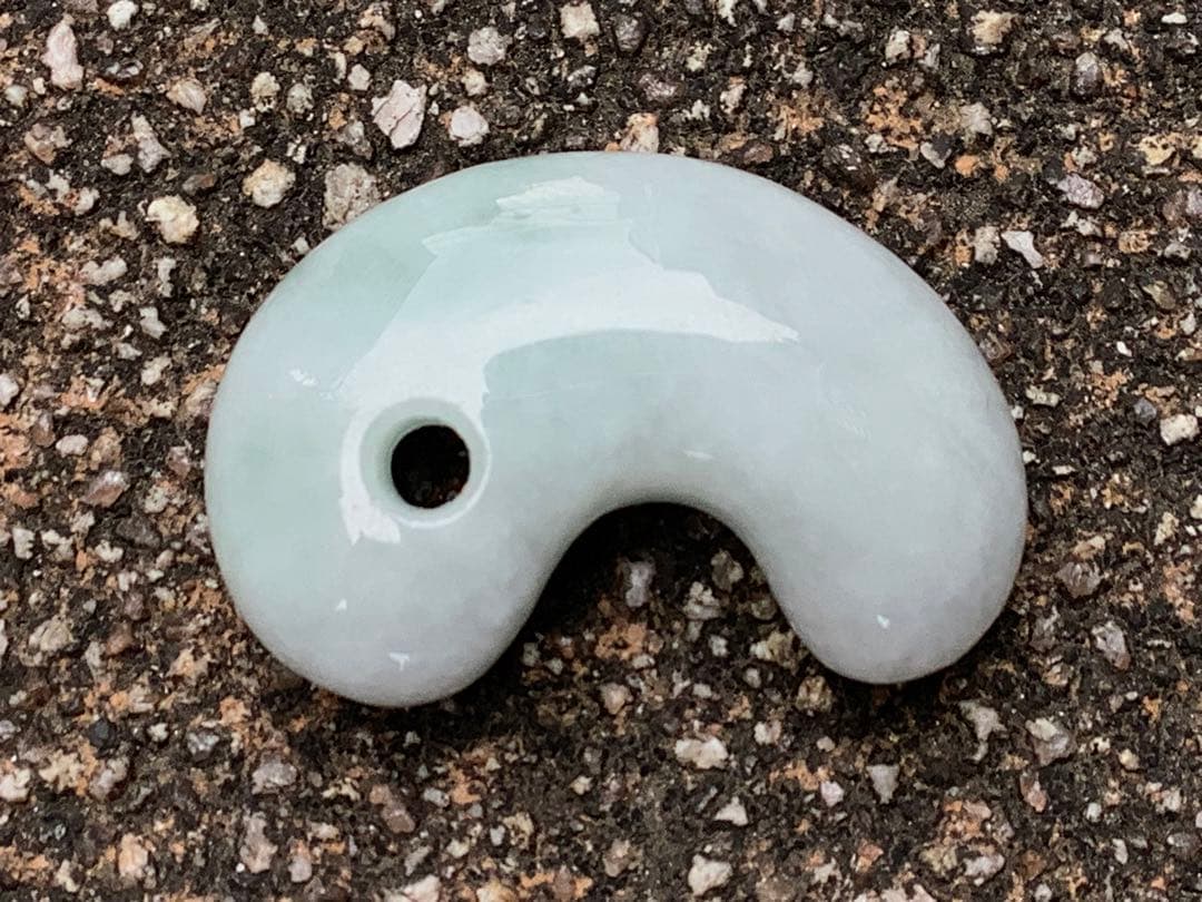 最低20万円以上の勾玉‼️御守り　糸魚川翡翠勾玉　商品に自信あり‼️鑑別書付本物を‼️