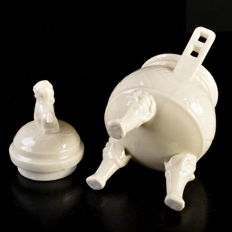 中国美術　徳化窯白磁　獅子摘　三足香炉　C　6267