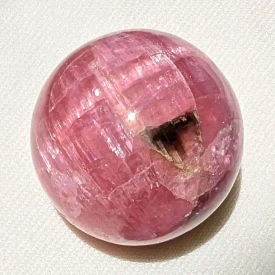ロシア産ピンクトルマリンのスフィア（キャッツアイ効果）
