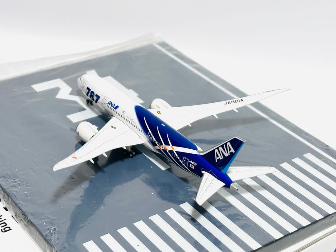 全日空商事 1/400 B787-8 ANA特別塗装 NH40069滑走路付き