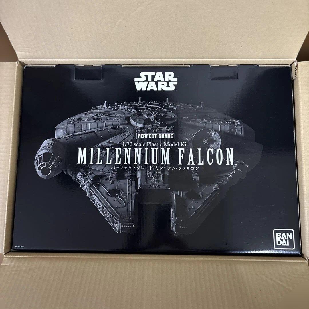スターウォーズ 1/72 パーフェクトグレード ミレニアム•ファルコン+書籍