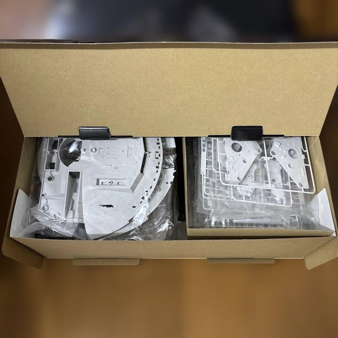 スターウォーズ 1/72 パーフェクトグレード ミレニアム•ファルコン+書籍