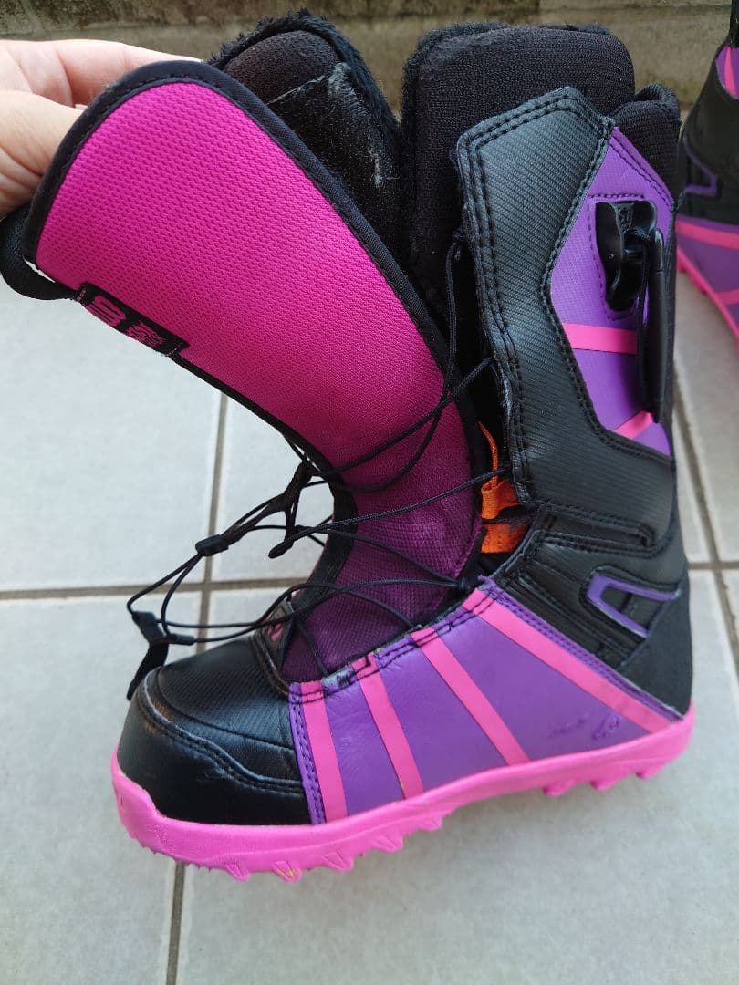 thirtytwo スノーボードブーツ 女性用 黒・ピンク・紫