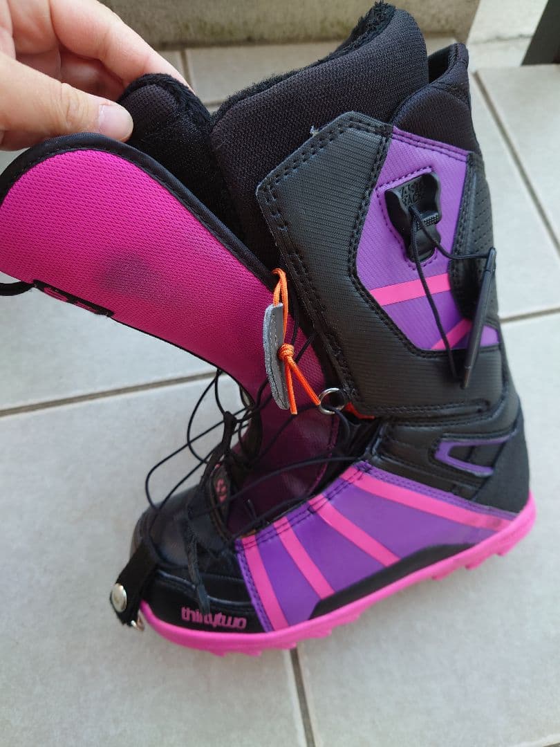 thirtytwo スノーボードブーツ 女性用 黒・ピンク・紫