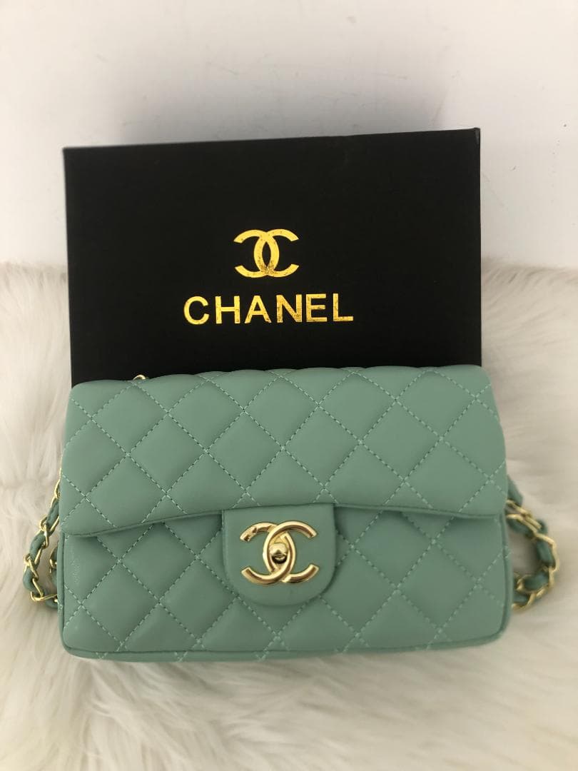 バッグ　ブルー　ハンドバッグ　レザー　ロゴ　ファッション　チェーン