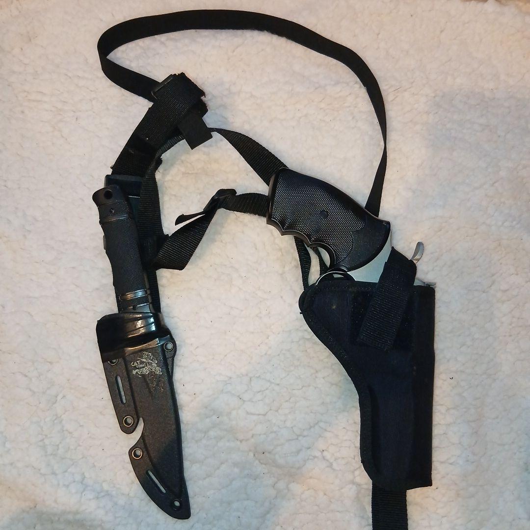 357パイソン クラウンモデルとホルスターとダミーナイフ