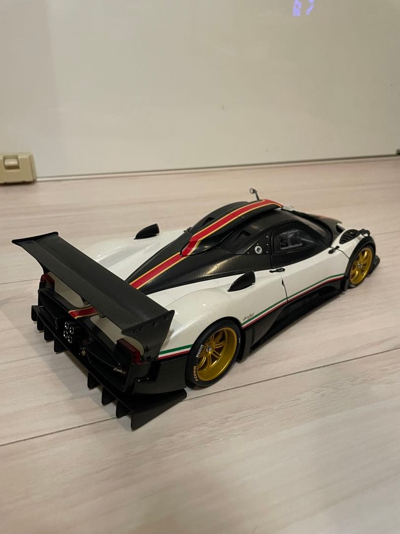 オートアート￼ 1/18 パガーニ ゾンダR (イタリアンストライプ￼)