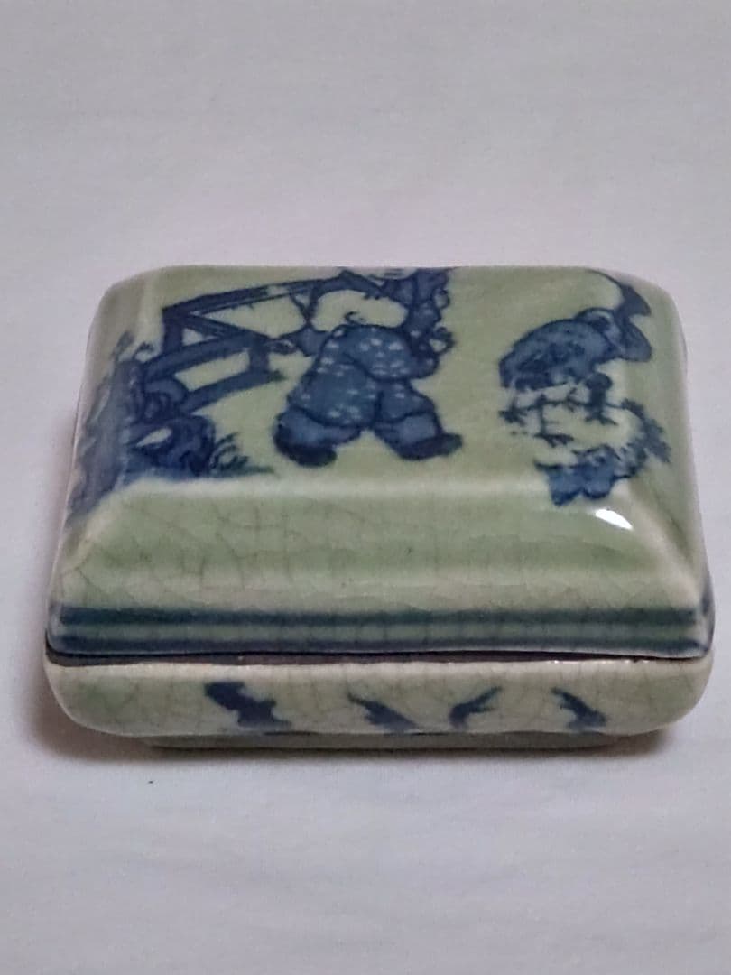 中国美術　古物　骨董　大清雍正年製　唐子文　　青磁染付　蓋物　香合？　春画