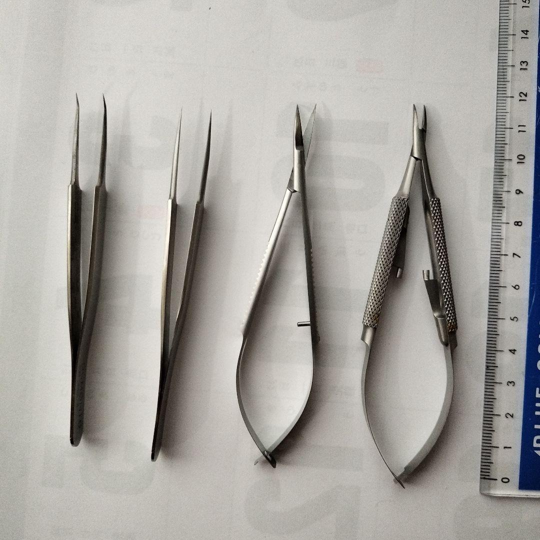 マイクロサージェリー　手術器具　(マイクロ持針器とハサミ、精密ピンセットなど)