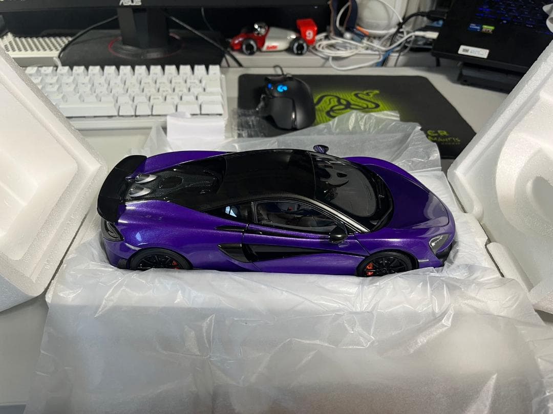 LCDモデル1/18　マクラーレン600LT・ムラサキ