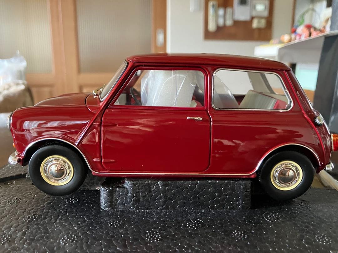 京商1/18 モーリス ミニ Mk.1 1959 (チェリーレッド) 開閉機構付