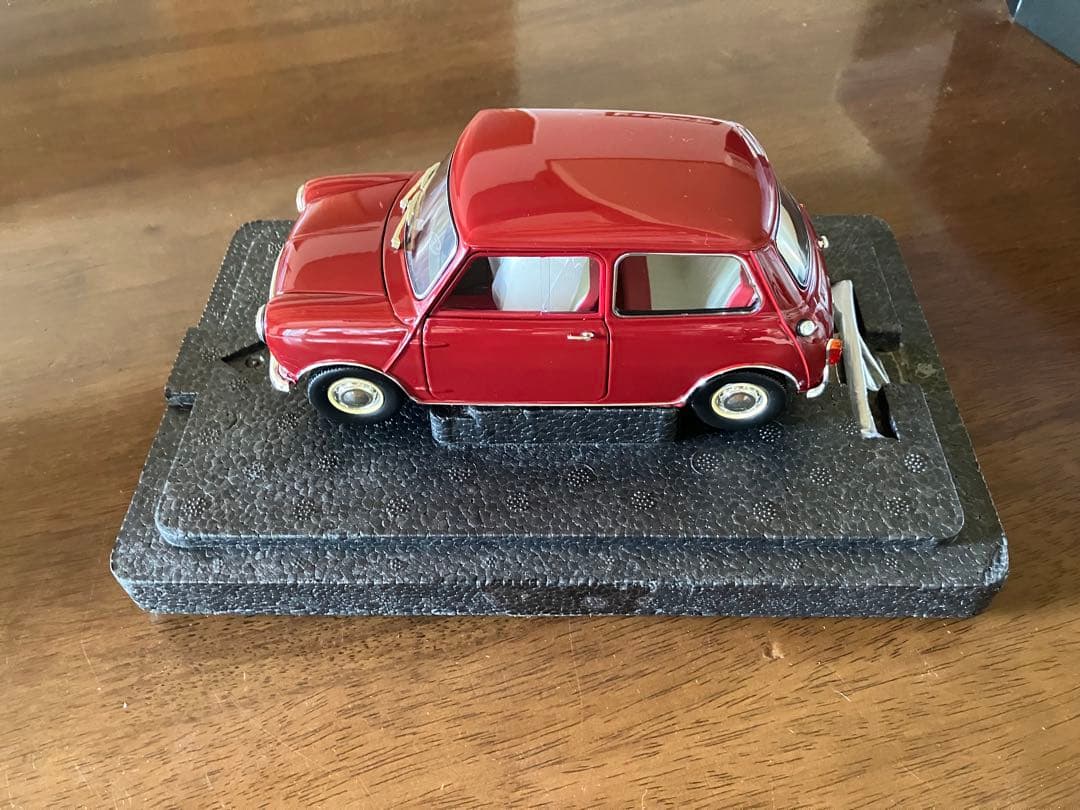 京商1/18 モーリス ミニ Mk.1 1959 (チェリーレッド) 開閉機構付